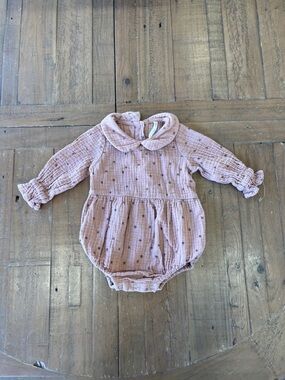 Rylee + cru mauve star long sleeve muslin bubble romper 3-6 months collared